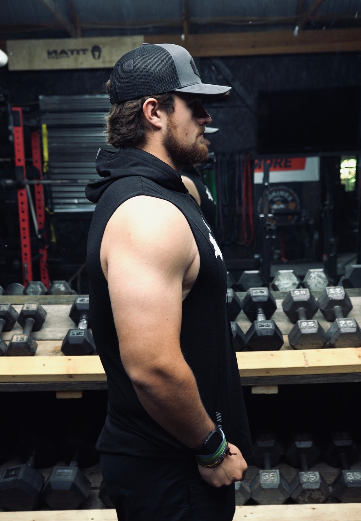 BLACK SLEEVELESS HOODIE
